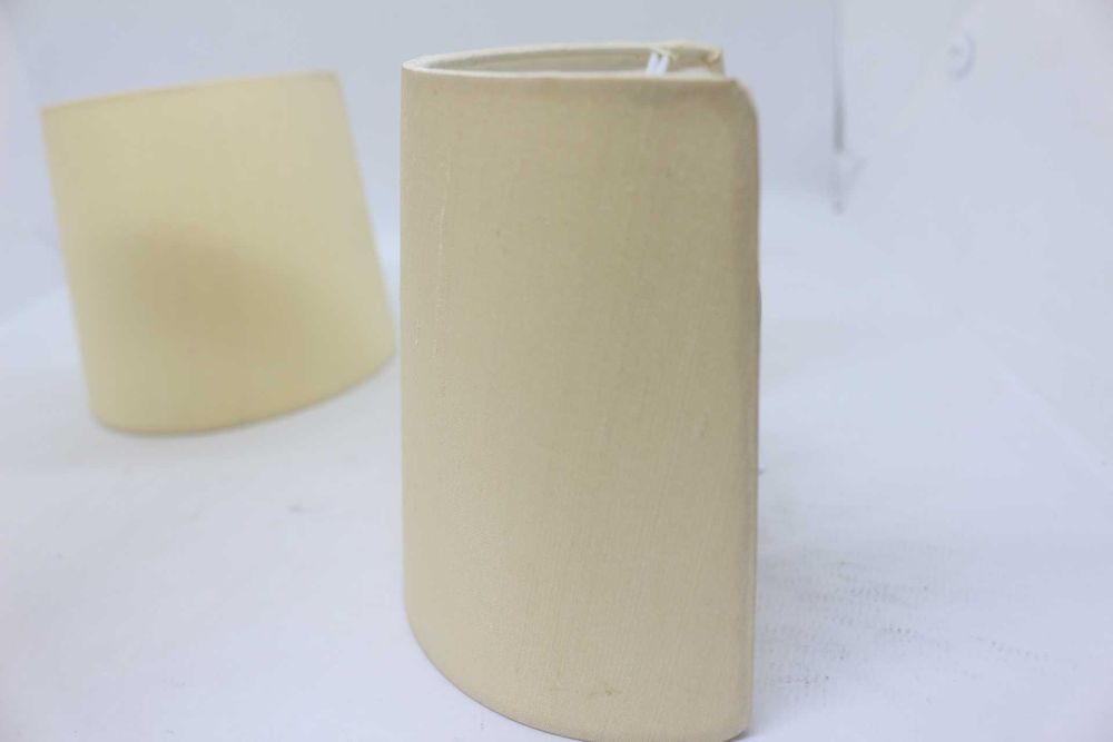 Par de Antigos Abajures em Meia Lua Forrados a Tecido