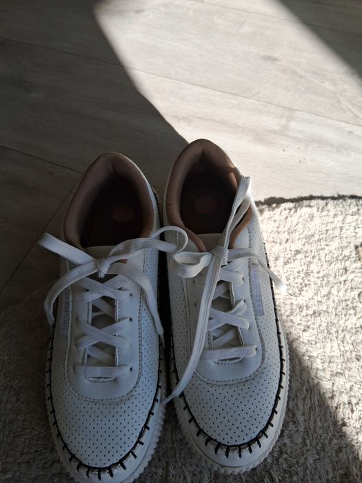 Białe  damskie adidasy.