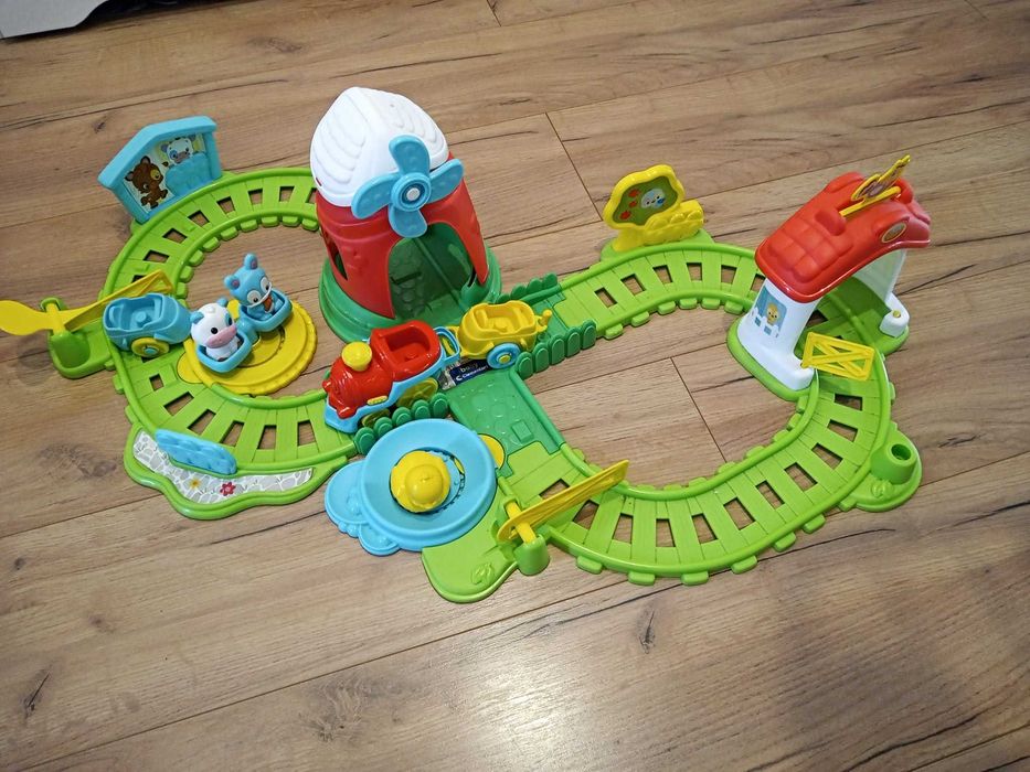 Clementoni Ferrocarril De La Granja, Tren Electrónico Con Animales Y Paisajes, Juguete Educativo De 58x38,5 Cm Para Niños A Partir De 12 Meses, Multicolor