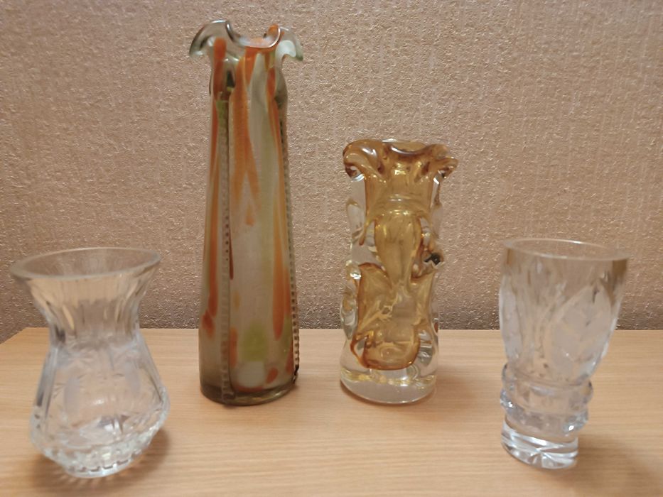 Продаю кришталеві вази для квітів і вазу з кольорового скла.