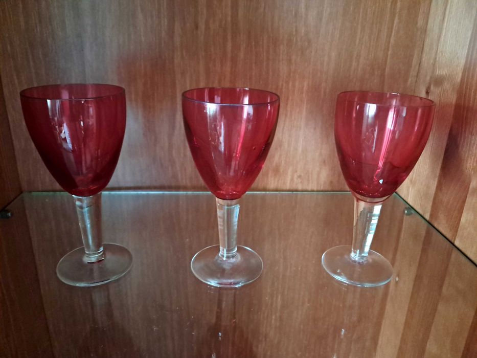 Copos antigos vermelhos