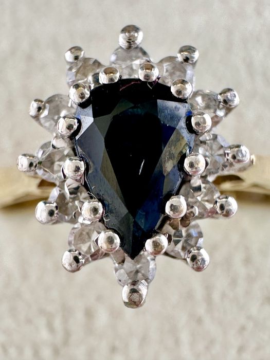 Złoty pierścionek z szafirem 0,50ct i diamentami 0,19ct