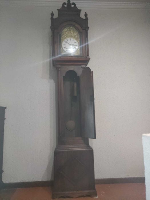 Relógio de caixa alta castanho