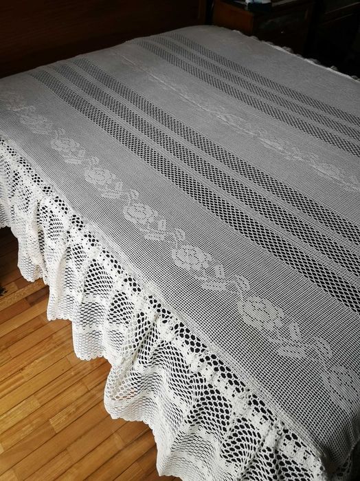 Colcha portuguesa em croché branco