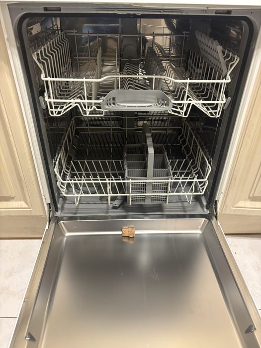 Maquina de lavar loiças Bosh semi-nova