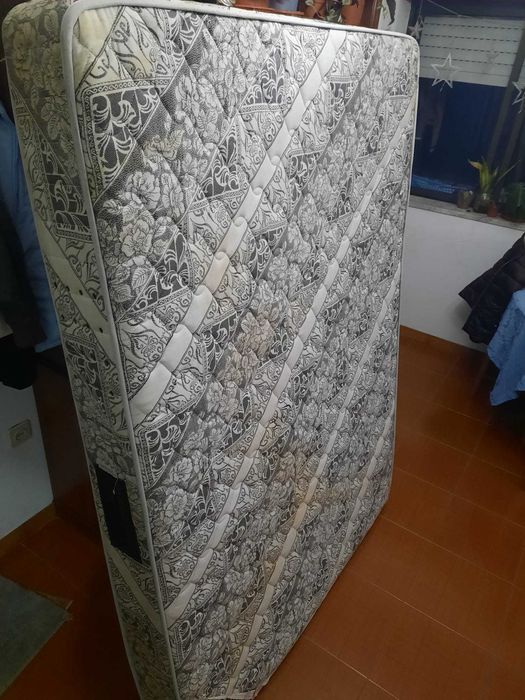 Cama de Casal com molas, completa com colchão e estrutura