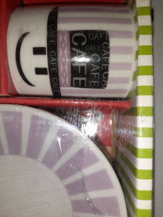 Chavenas e pires de café