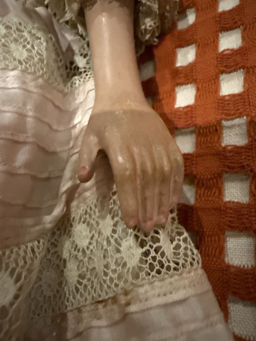 Boneca antiga europeia – corpo em tecido e pernas de porcelana