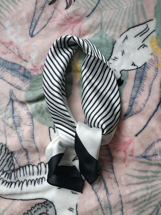Chusta chustka apaszka satyna satynowa w paski paseczki nowa