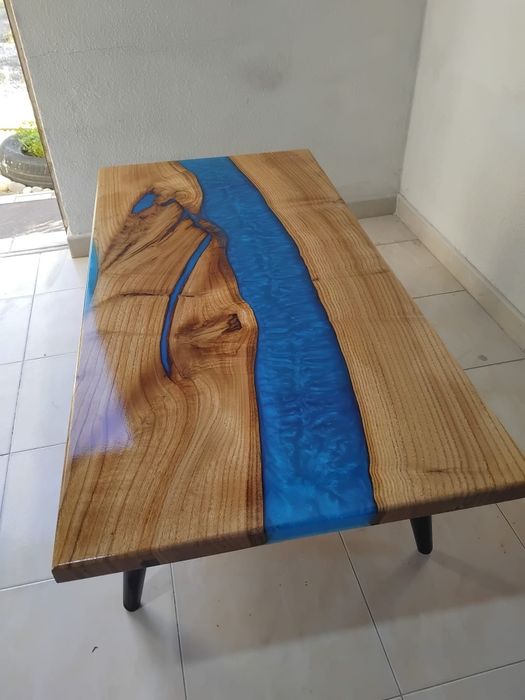 Mesa em madeira com resina