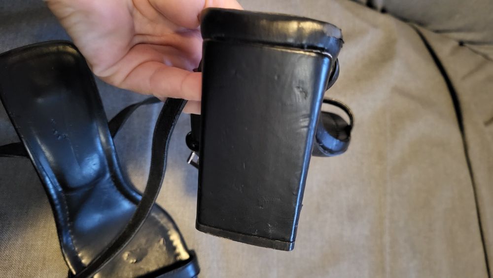 Czarne sandały na stabilnym obcasie.