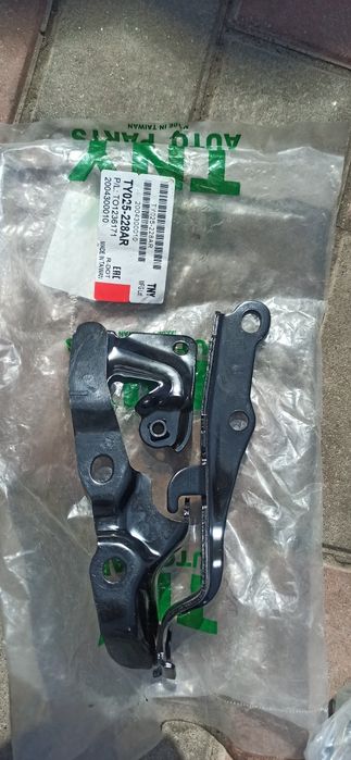 Петля капота Toyota