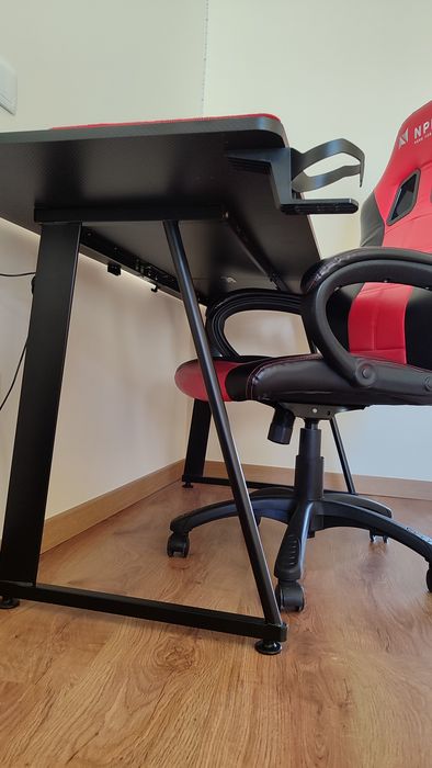 SETUP GAMING COMPLETO | Secretária em L + Cadeira NPLAY + Acessórios