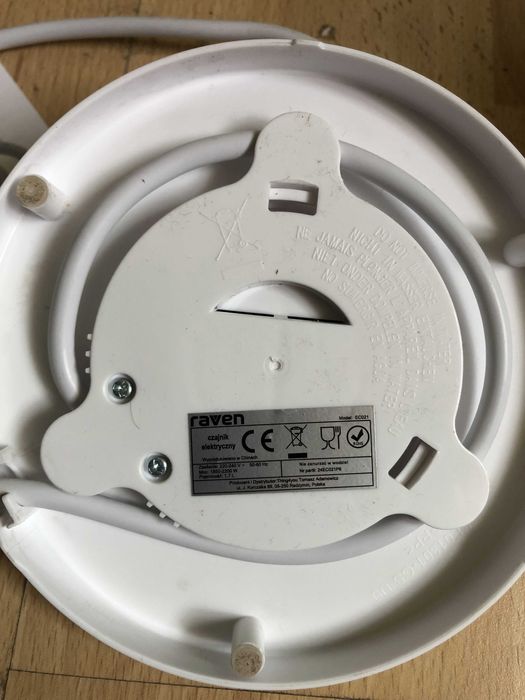 Czajnik elektryczny RAVEN EC021. Prawie nowy.