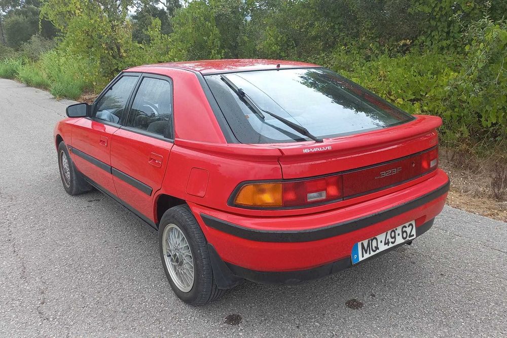Mazda 323f Vermelho