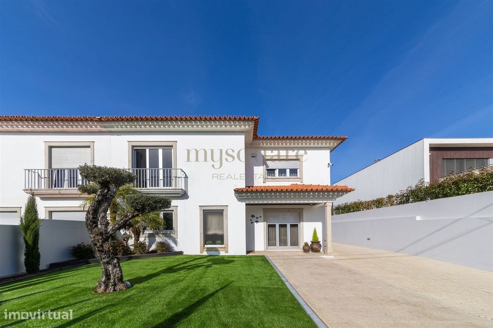 Moradia T4 geminada, com excelentes áreas, a 2 minutos do centro de Sa