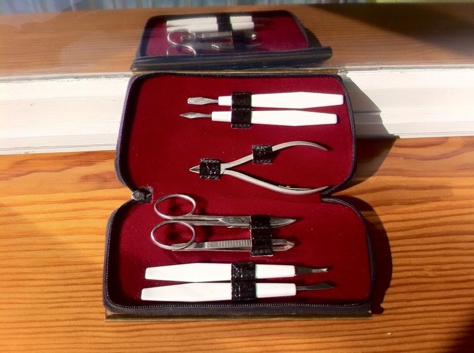 Маникюрный набор в кожанном футляре. Ножницы. Пилочка.