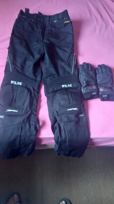 Vendo uma calça e um par de luvas para motos, calça especial da marca ,Cordura FLM  apenas 60 euros