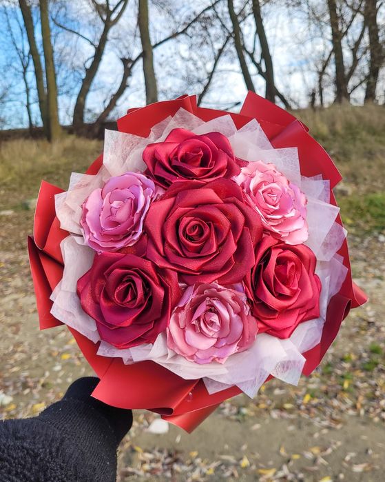 Bukiet z kwiatów robionych ze wstążki. Handmade