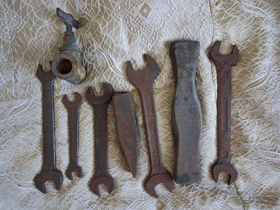 Stare klucze, narzędzia, wykopki