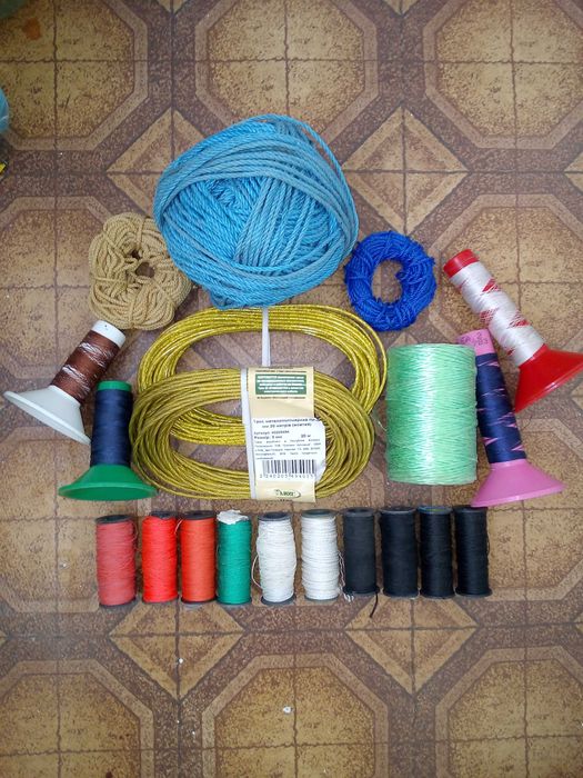 Нитка. Катушка. Веревка капроновая. Трос металлополимерный