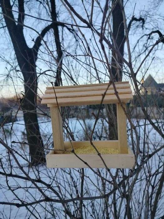 Невеличка годівниця для птахів дерев'яна