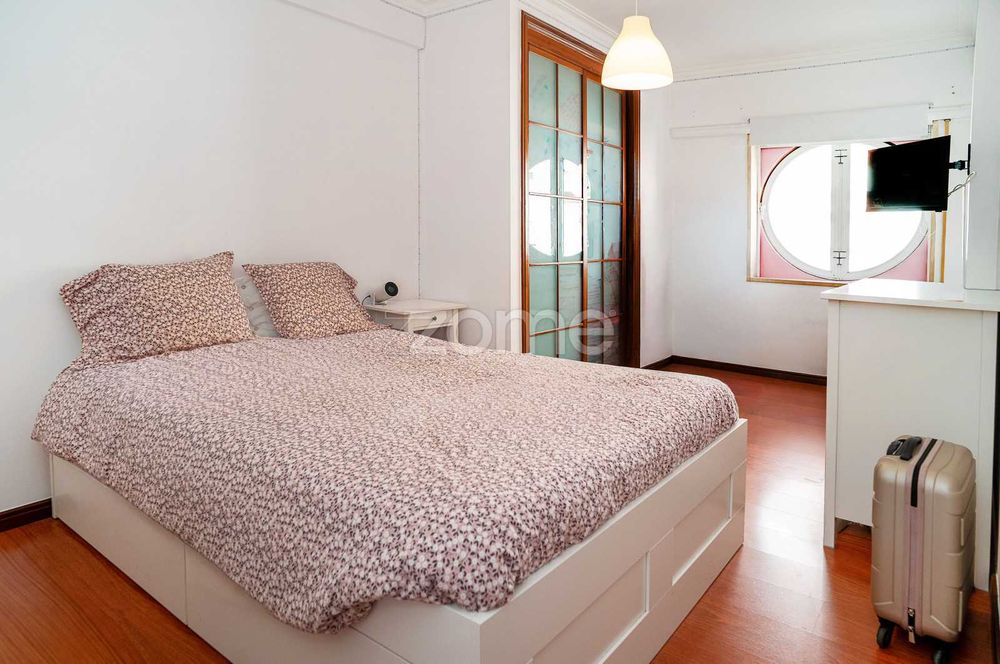 Apartamento T3 com parqueamento e arrecadação