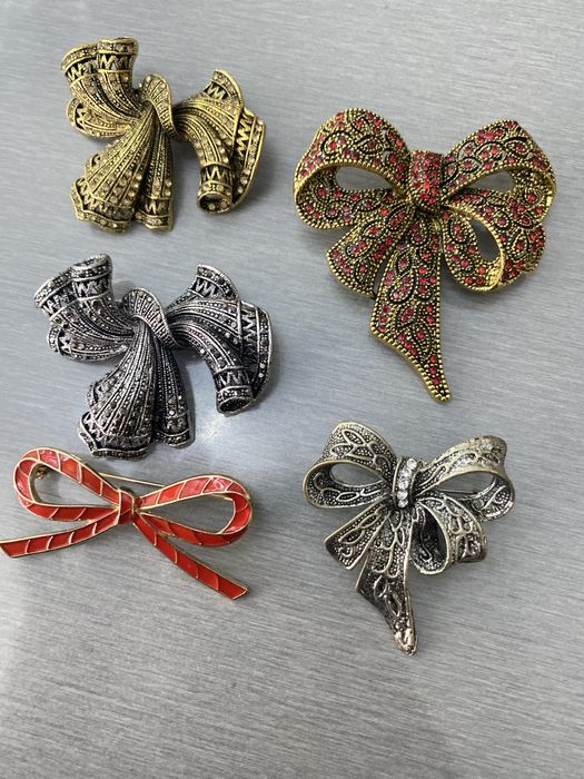 Броши різні тематичні