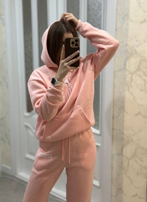 Спортивний жіночий костюм