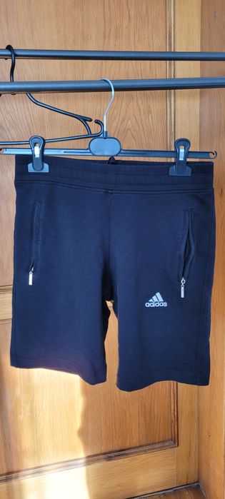czarne szorty dresowe marki Adidas z zamkami błyskawicznymi