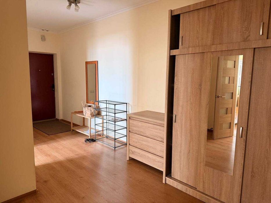 Бажана 1м, простора квартира є укриття-паркінг та додаткове живлення будинку