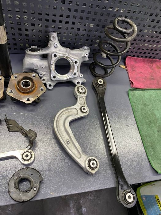 Audi A4 B9 задня Цапфа / стойка / пружина / ричаг / спупиця