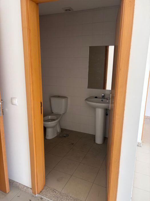 Arrendo prédio com 8 salas