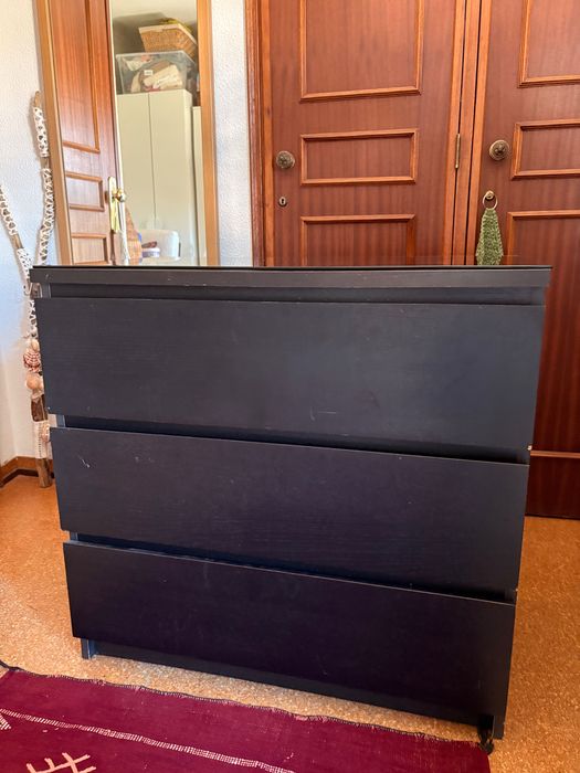 Cómoda Malm ikea preta com tampo em vidro preto