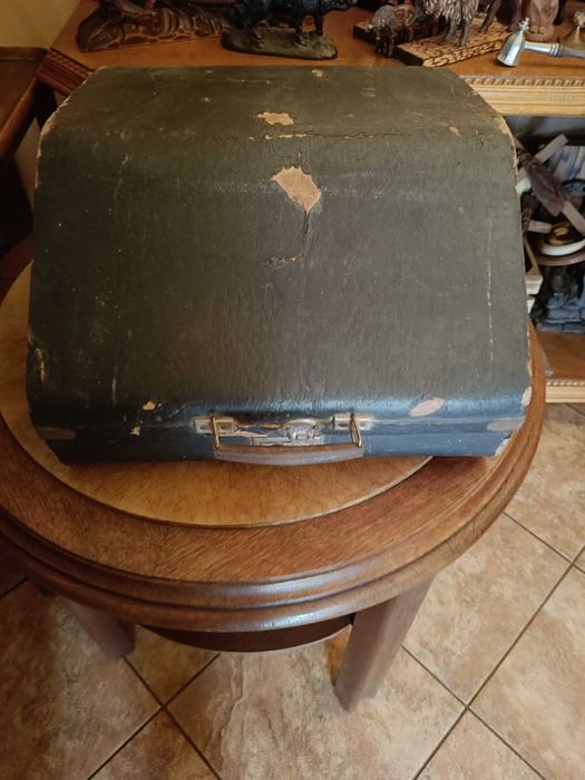 Stary futerał na akordeon