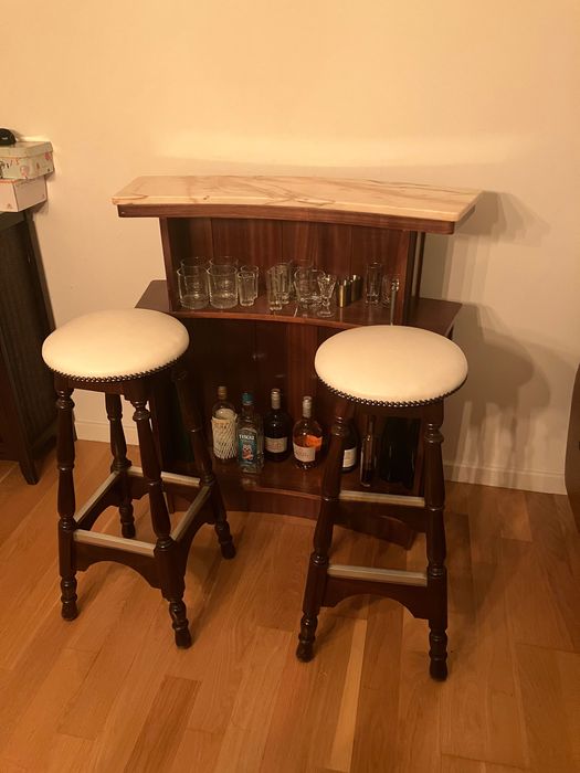 Bar de sala + 2 bancos altos