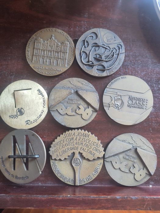 Nove Medalhas comemorativas latão