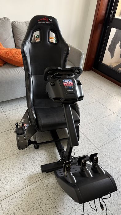 Cockpit PlaySeat + Logitech G29 com volante personalizado