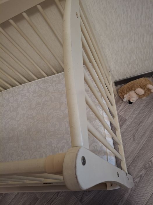 Дитяча кроватка з матрацом
