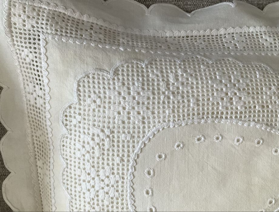 2 almofadas em linho puro bordadas em crivo.  NOVO