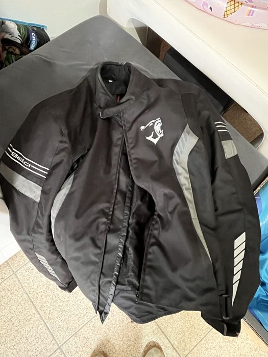 Capacete KYT e casaco Bela