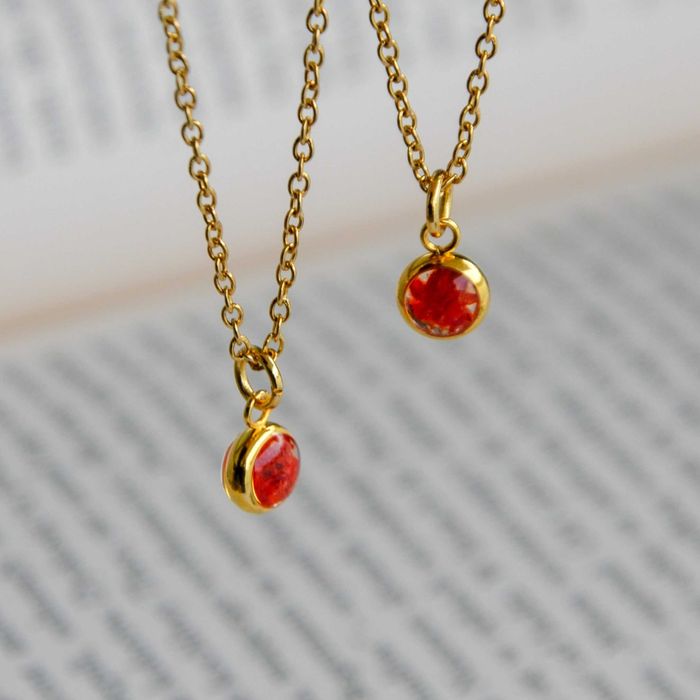 Wisiorek mini z czerwoną gipsówką