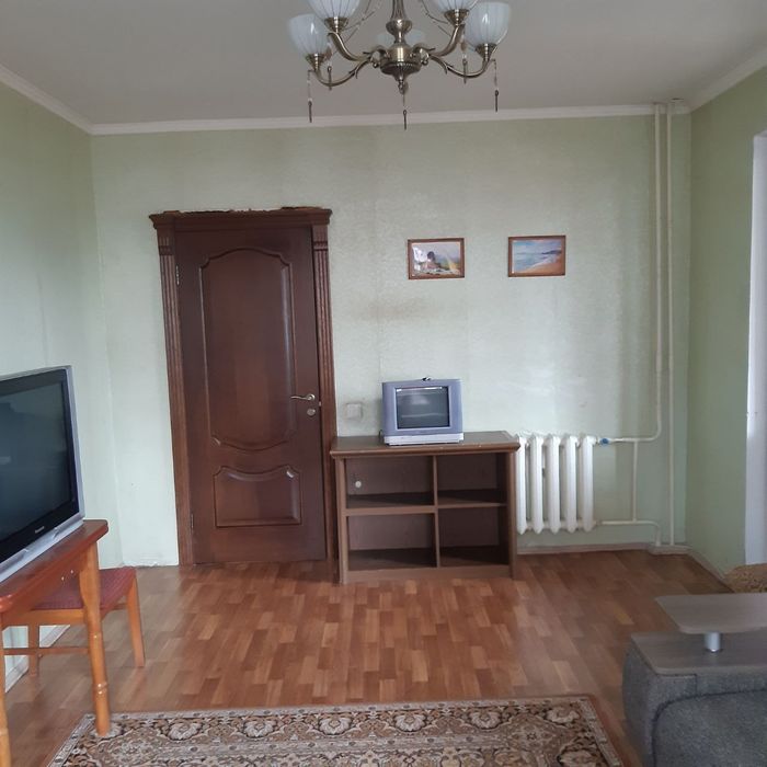 Комната с балконом возле озера