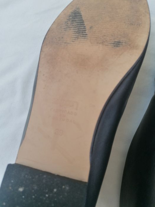 Sabrinas Pretas Bicudas com detalhe de aplicação