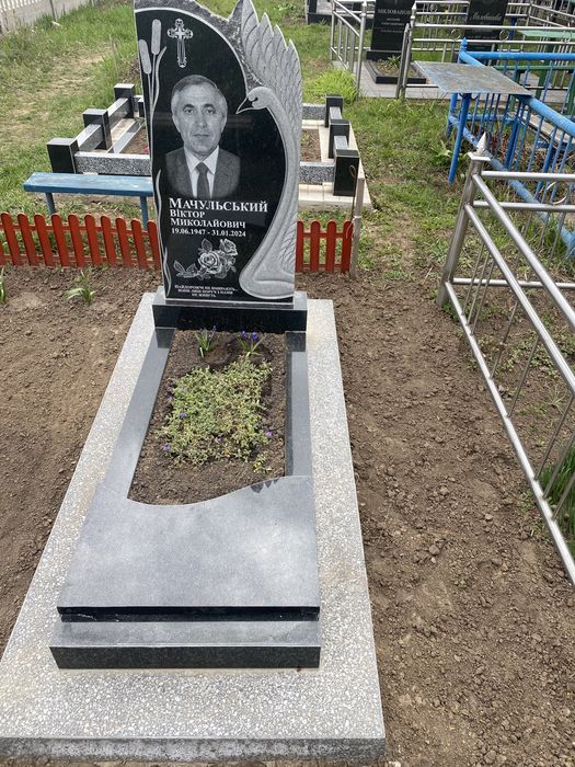 Памятники ,граніт ,бетон ,крошка ,пластик надгробніки ,установки