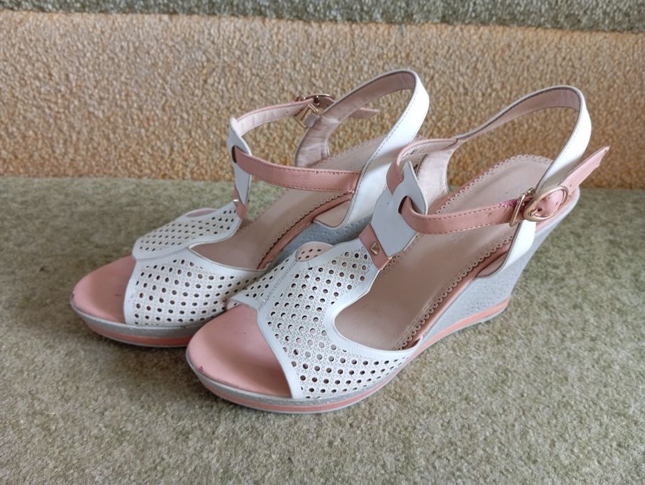 Продам жіночі босоніжки 40 розмір дуже зручні