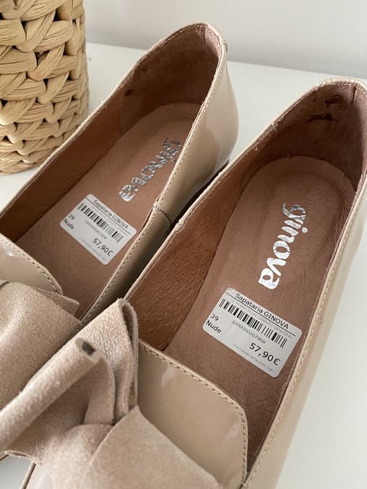Sapatos rasos envernizados com laço Ginova