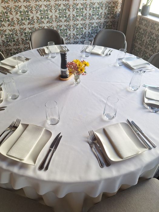 Mesa redonda em madeira