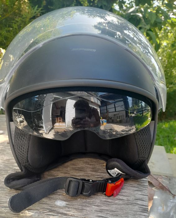 Capacete de mota com viseira e óculos de sol