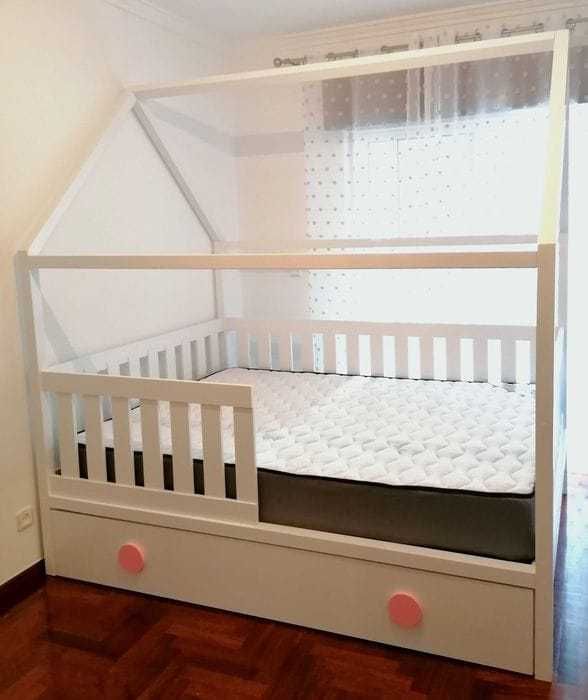 Cama casinha com gaveta e com colchão incluído, com dimensões 190x140